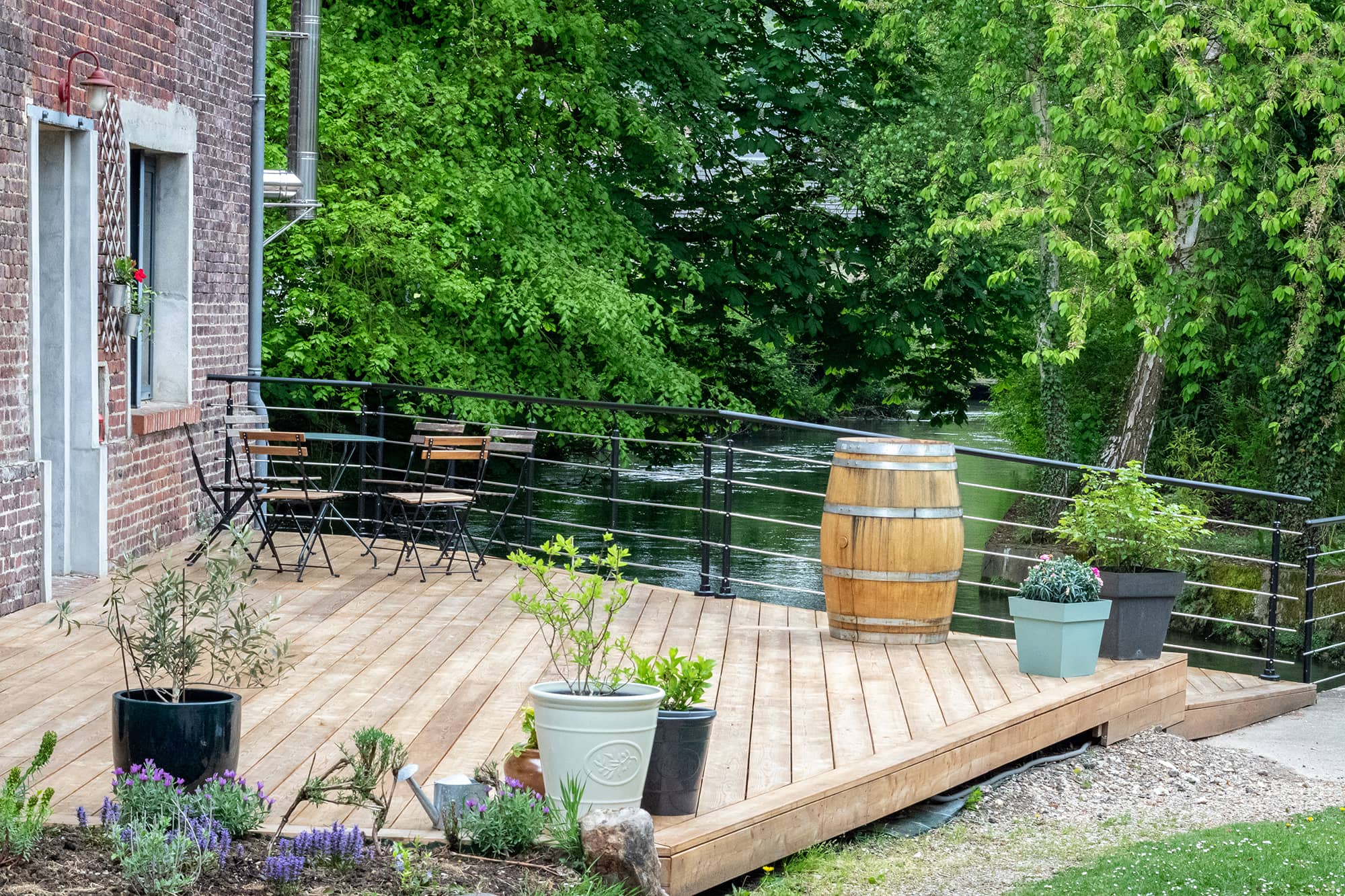 Normandie terrasse en Mélèze au dessus de l’eau