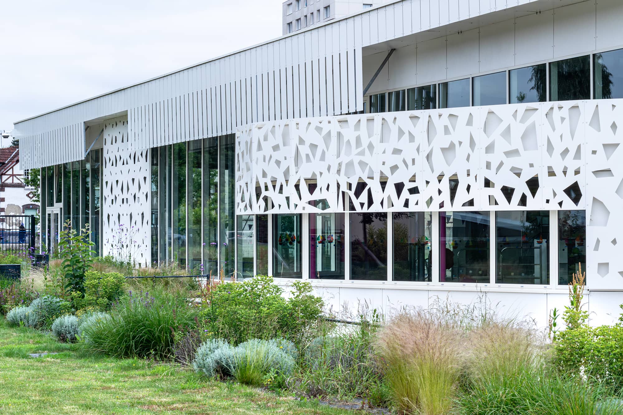 Piscine municipale Christine Caron Déville-lès-Rouen plantation paillage espaces verts