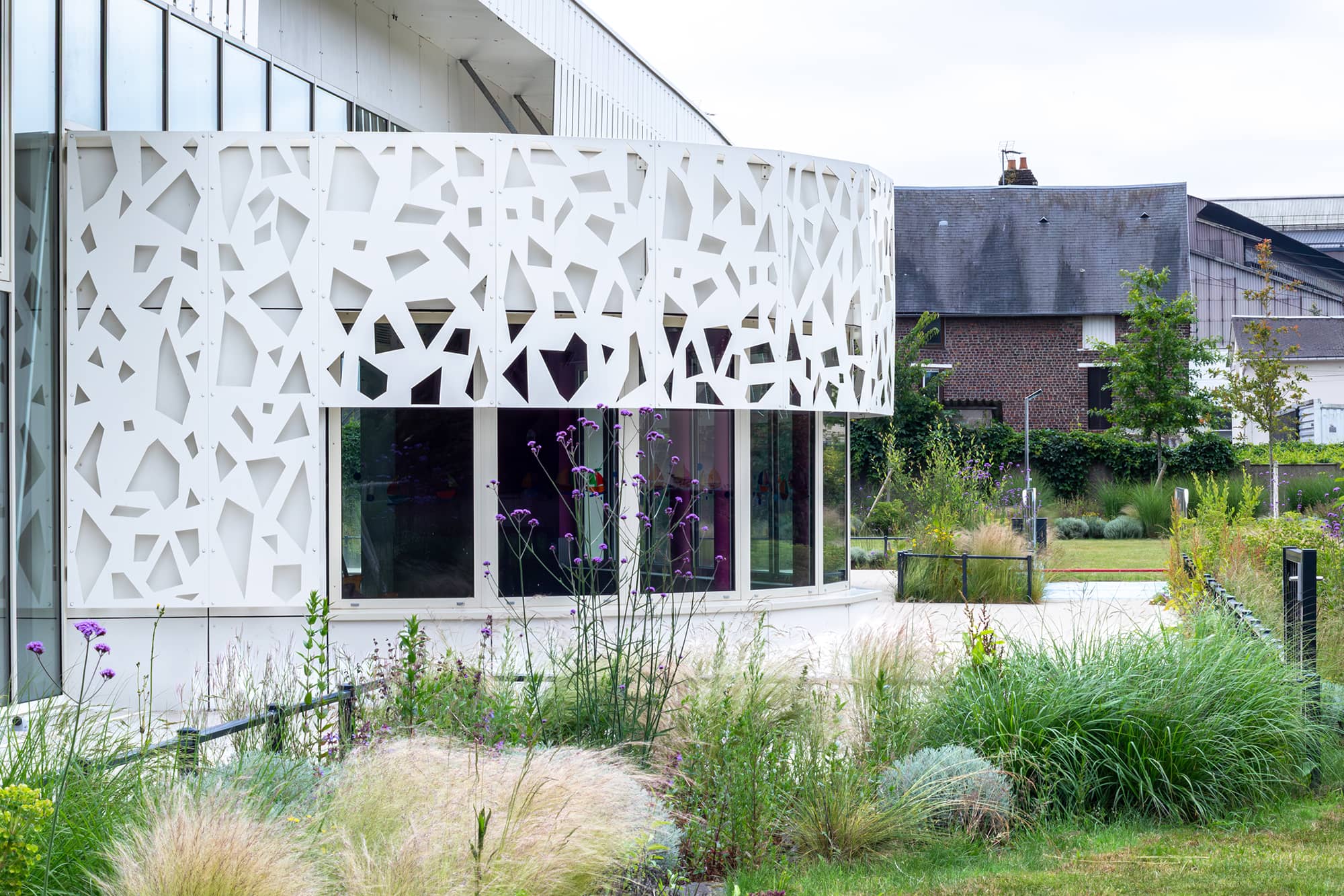 Piscine municipale Christine Caron Déville-lès-Rouen plantation paillage espaces verts