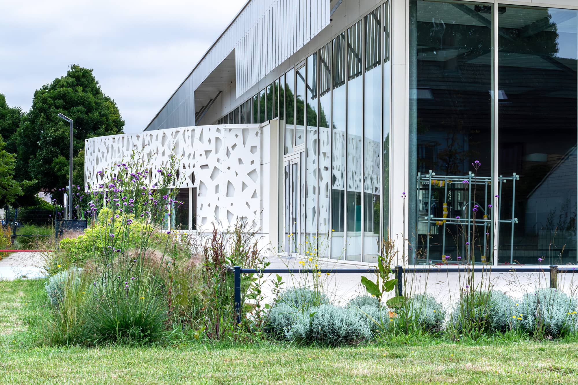 Piscine municipale Christine Caron Déville-lès-Rouen plantation paillage espaces verts